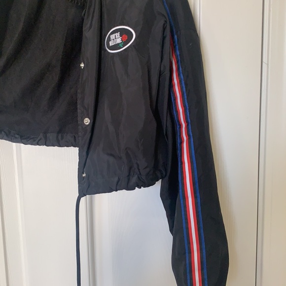 HP 🎉 Cropped Black windbreaker jacket - Picture 5 of 7
